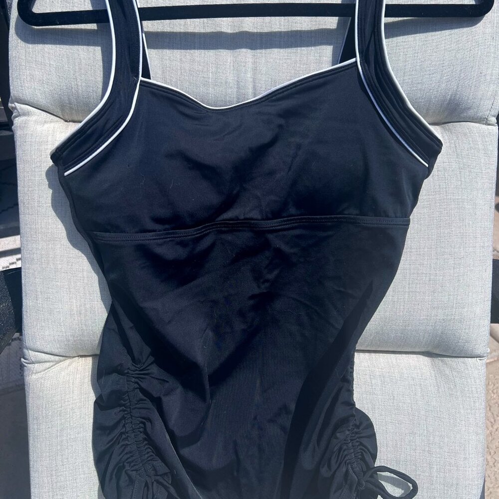 Speedo Tankini top SZ8/Built in bra, removable pads, tank straps, black/white